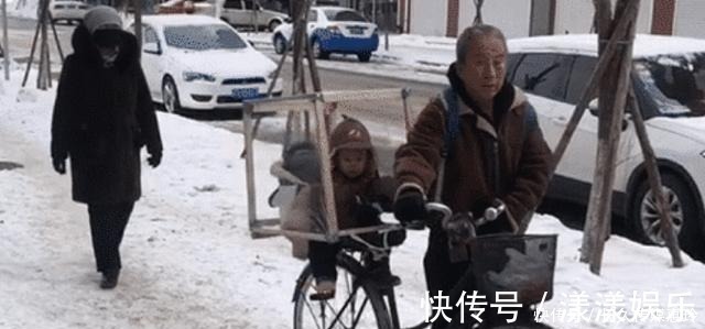 骑自行车|“保暖爷爷”骑车接娃，自制专属“斗篷”，网友：满满的爱