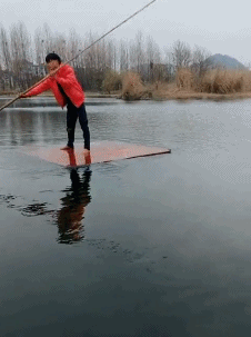 |搞笑GIF:高空翻栏杆还穿高跟鞋???