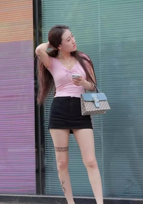 阿姨|风姿飒爽的阿姨,一条粉色背心穿得“活灵活现”