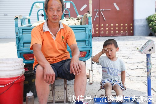 37度高温,农村2岁娃跟着爷爷做生意,土豆当玩具,看得心疼