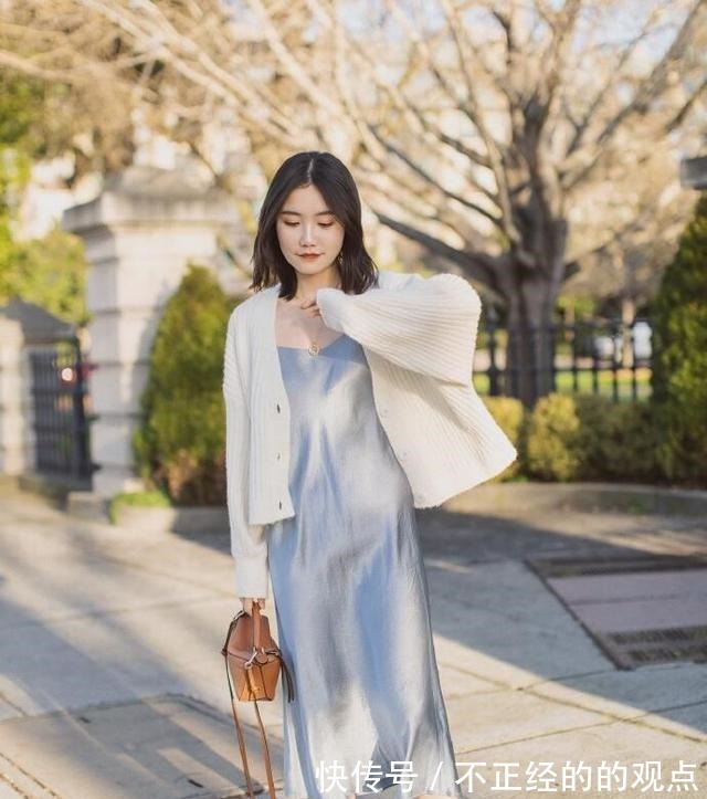 色系 “奶奶衫”的美被低估了,藏在细节里的搭配学问,是真值得借鉴!