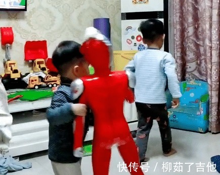 奥特曼|“孩子静悄悄,指定在作妖”,熊孩子和奥特曼上演“二人转”火了