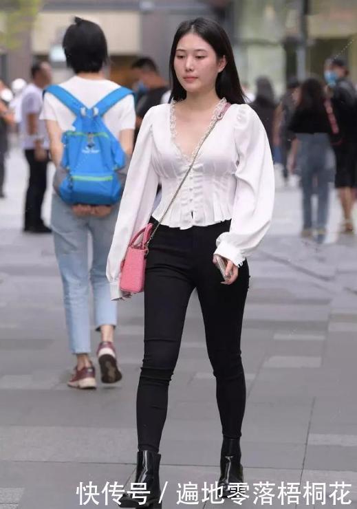 焦点|露脐长袖搭配黑色瑜伽裤，修身显身材，成街头的焦点