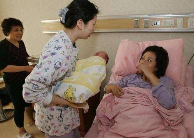 医生|分娩时遇上男医生,产妇要求换人,医生一句话化去了尴尬