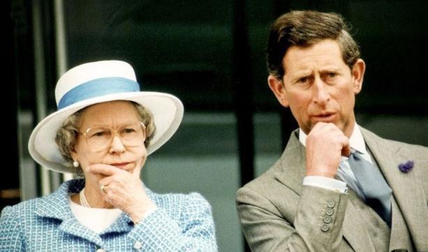 睡着|有妈的孩子像块宝:70岁查尔斯看球睡着,92岁女王微笑不忍叫醒他