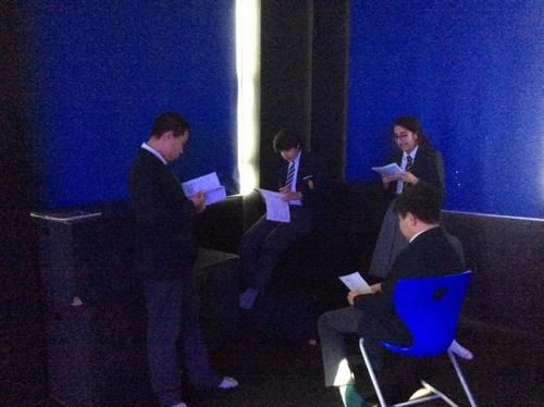  孩子们|英国初中戏剧课堂：时间旅行者，探索孩子身上更多的可能！