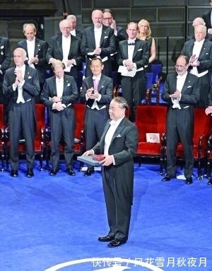 作家#莫言游母校,90岁恩师送首打油诗,他当场回诗一首,水平高下立判