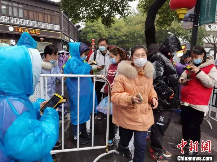 南京夫子庙牛年元宵节：飘雨人“寂寥” “云上”更热闹