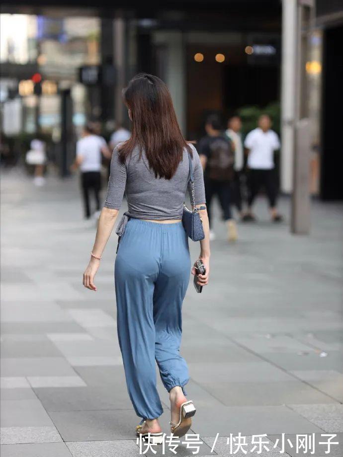 凉鞋T恤搭配，搭配一条休闲风十足的裤子，尽显别样慵懒风