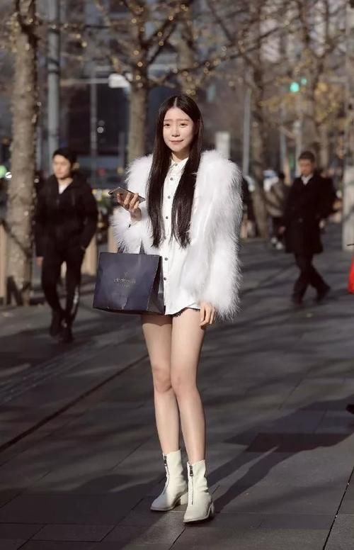 长款大衣搭配一双黑色的高跟鞋，就可以简单凸显造型，有韵味