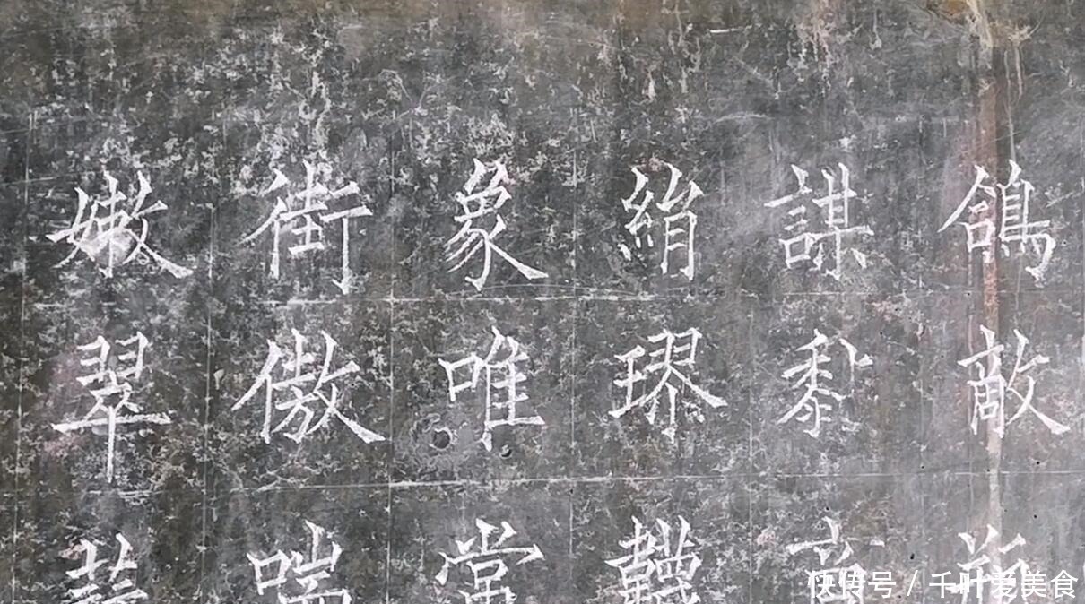 书法艺术@大桥下发现无名书法家,竟是小学三年级文化水平!汉字堪比印刷体