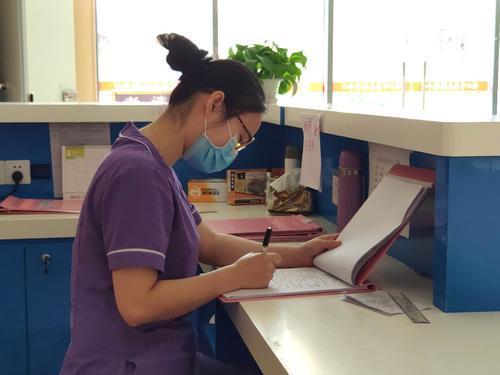 失误|爷爷个孙子起名“清风”办出生证时失误少些一笔,家人连夸改的好