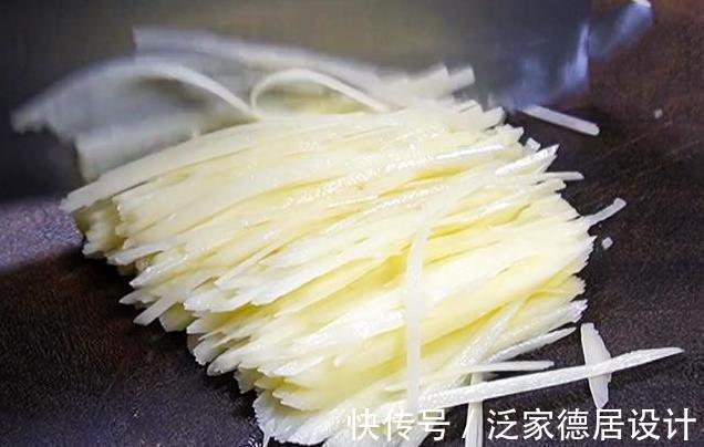 正确做法|炒土豆丝,记住“两个窍门”,炒好后又脆又香,教您正确做法
