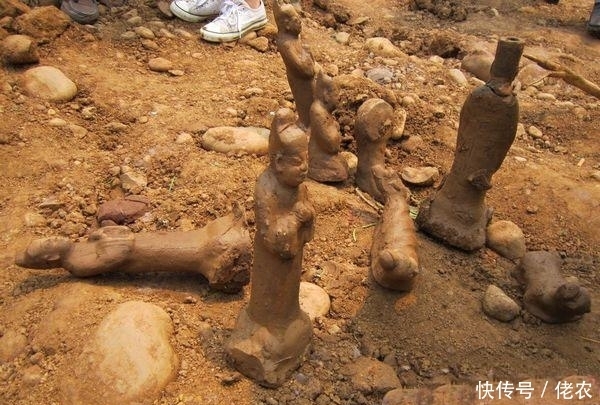 古墓|老大爷挖水沟时挖出一个古墓,当伸头探望时,发现里面另有蹊跷