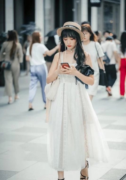 街拍:自信优雅的小美女,魅力十足,气质甜美