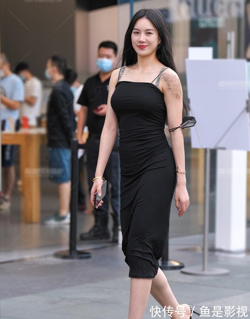 吊带裙 黑色吊带裙,过膝的款式穿出显瘦的美,优雅美丽又大方