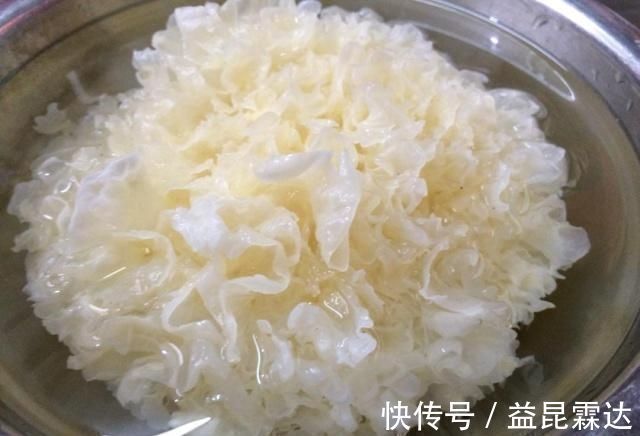泡银耳时,应该直接泡还是剪碎泡做错了,难怪银耳熬得不出胶