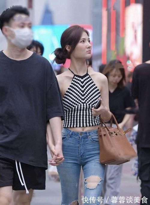 修身 风靡一时的牛仔裤，如今却成了“烂大街”，依旧难掩修身与显瘦！