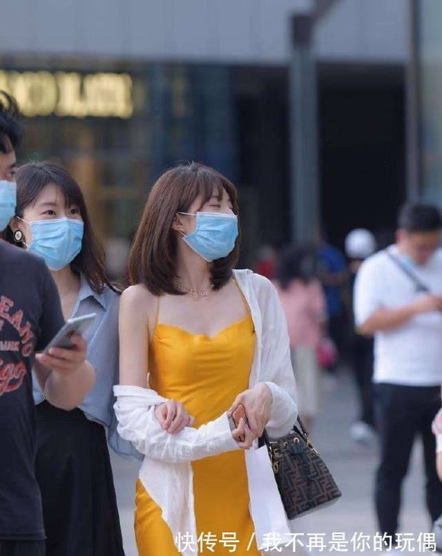知性|亮黄色绸缎连衣裙外搭白色外套,温柔知性,从容优雅