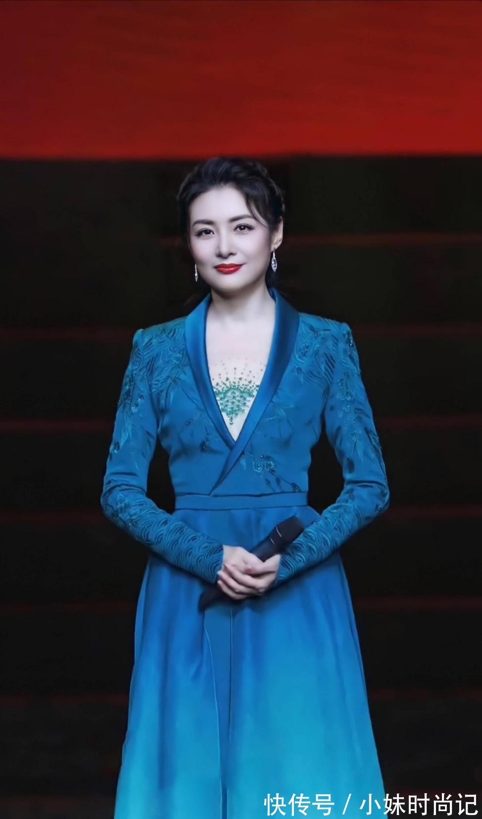 西服套装|周涛才是真女神!53岁穿青色渐变礼裙气质倾城,冠绝一众女星