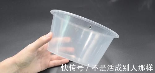 家庭|塑料打包盒上穿一根筷子,用途太棒了,解决了很多家庭困扰的烦恼