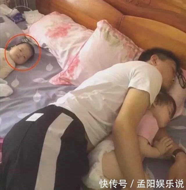 宝妈|“双标爸爸”带娃午睡火了,搂着女儿甜如蜜,儿子:我是捡来的吧