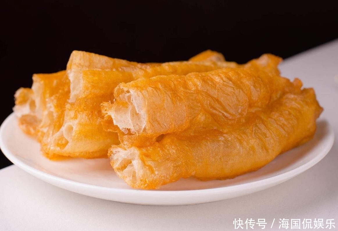 酥脆|炸油条时，和面的方法很重要，用对方法，油条酥脆可口更好吃