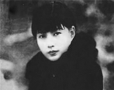 孟小冬@杜月笙的妻子孟小冬,穿旗装不好看,换民国装就是天仙!