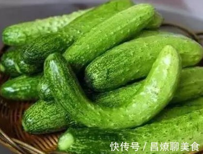 小技巧|买黄瓜时，直的好还是弯的好教你3个小技巧，黄瓜鲜嫩又好吃！