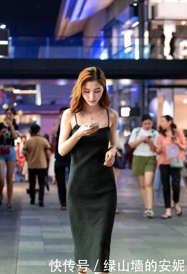 一双半套的丝袜结合一双气质的皮质高跟鞋，显得特别的有魅力