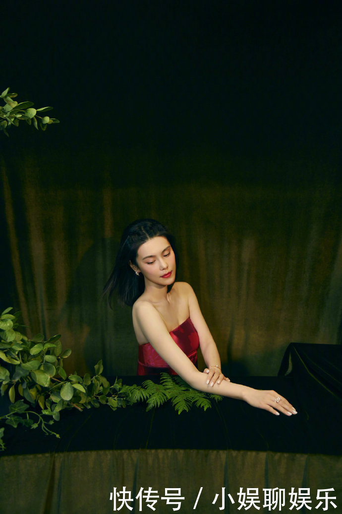 韩丹桐复古油画大片,宛若绿野仙踪中走出的古典美人