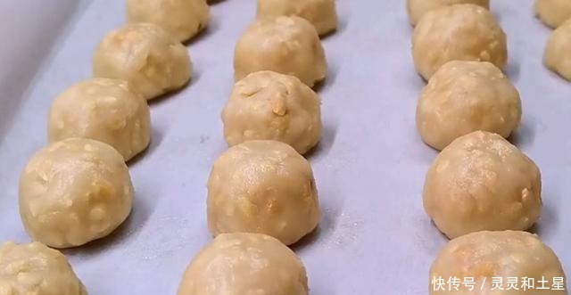 快过年了,这道甜点一定做,做法简单,好吃营养,吃一口酥的掉渣
