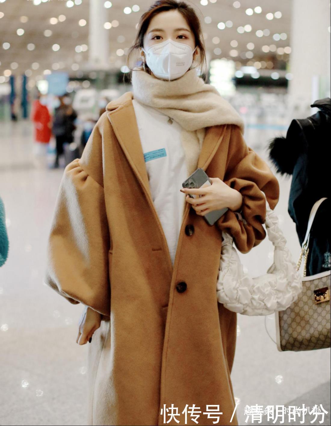 王艺瑾穿泡泡袖大衣可爱有个性设计独特的大衣就是时髦,更吸睛