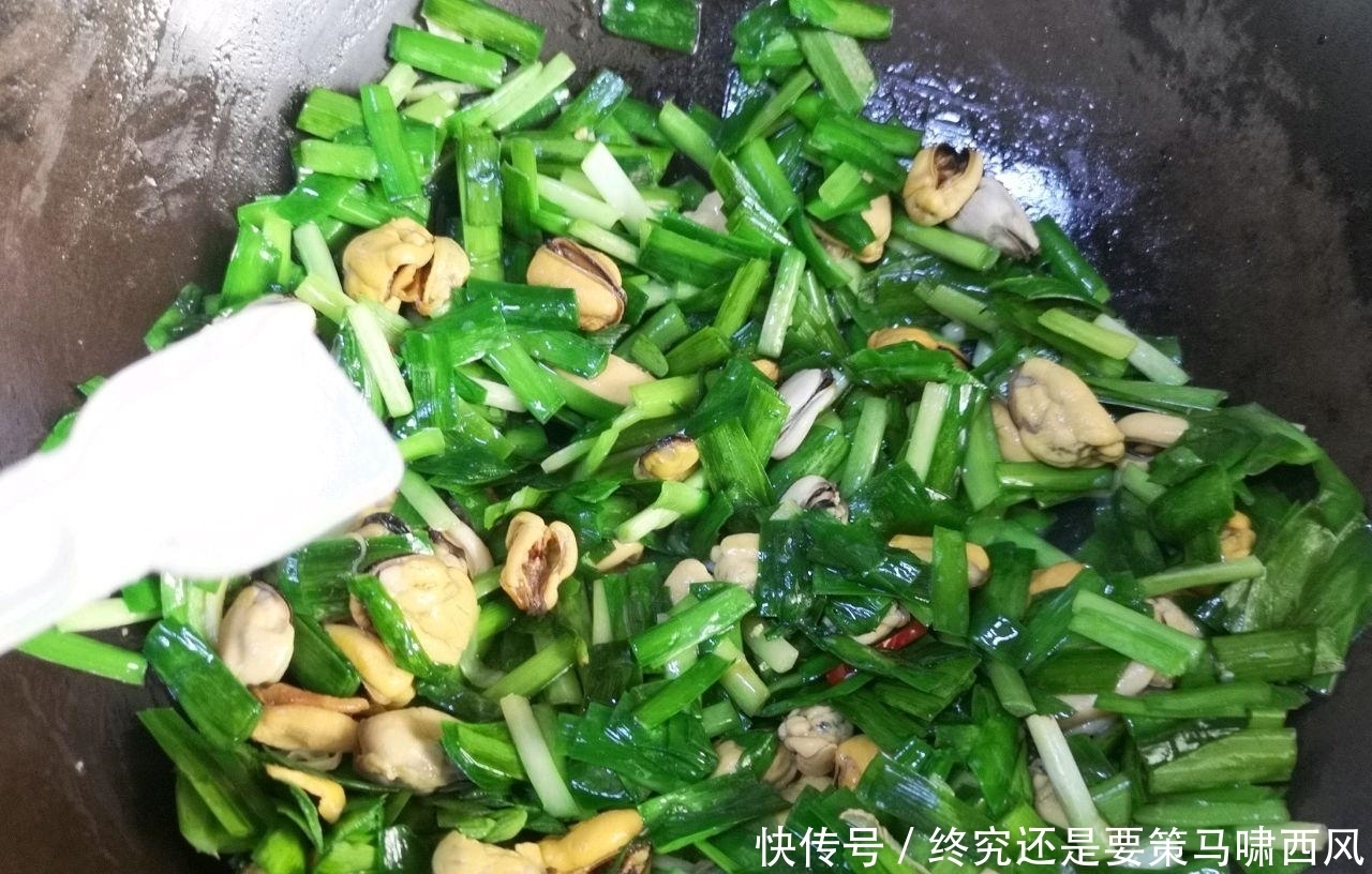 春天吃这道菜正当时，鲜味无比，营养也丰富，男人吃了棒棒滴