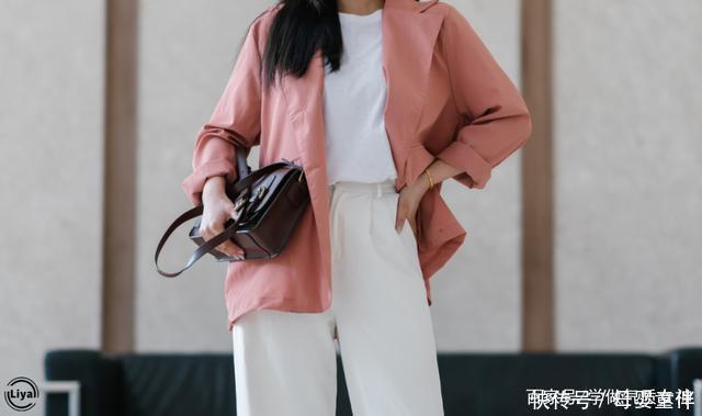 今秋薄外套里穿什么这件内搭洋气炸了!