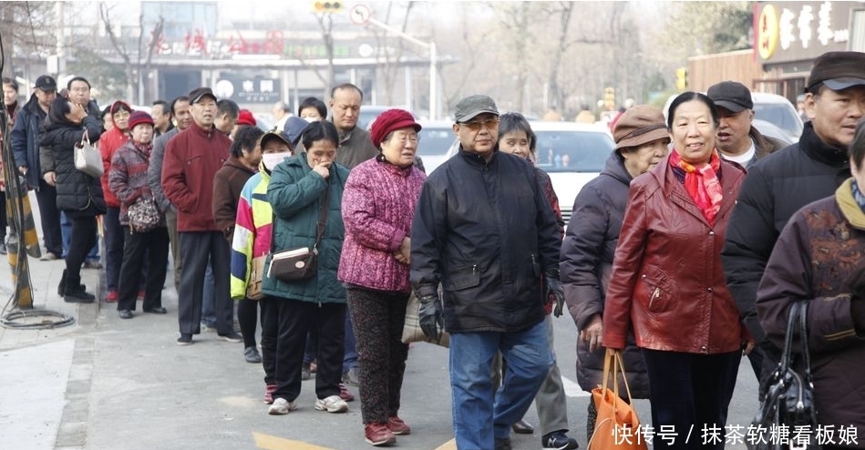 关部门|大爷大妈7天将火锅店吃关门,老板有苦难言,负债100万