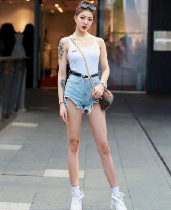 休闲裤 如花似玉的小姐姐，一件粉红色上衣配粉色裤子，时尚清新美