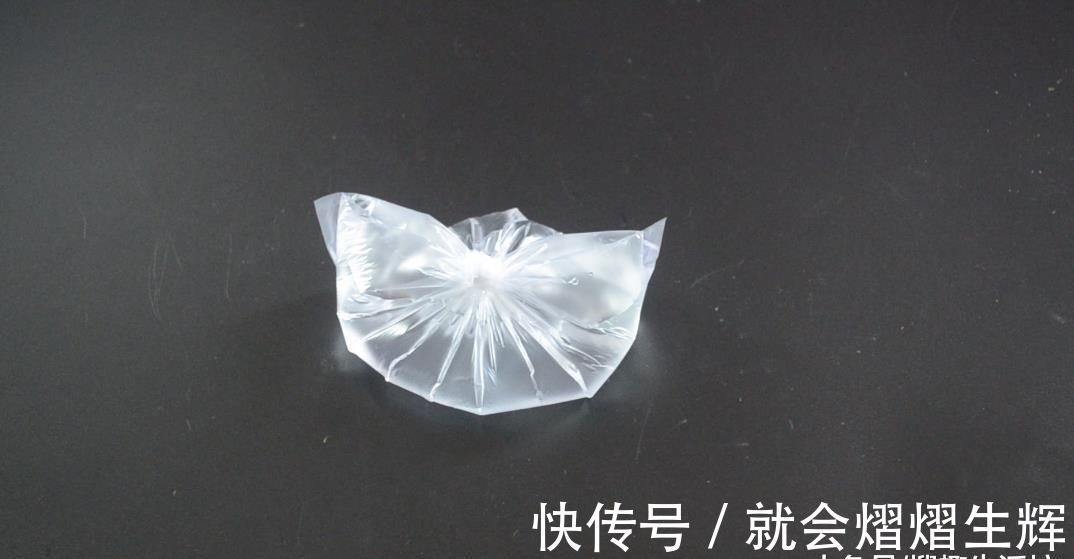 花盆上放一个塑料袋, 没想到还有这个妙用, 看完这招你会感谢我的