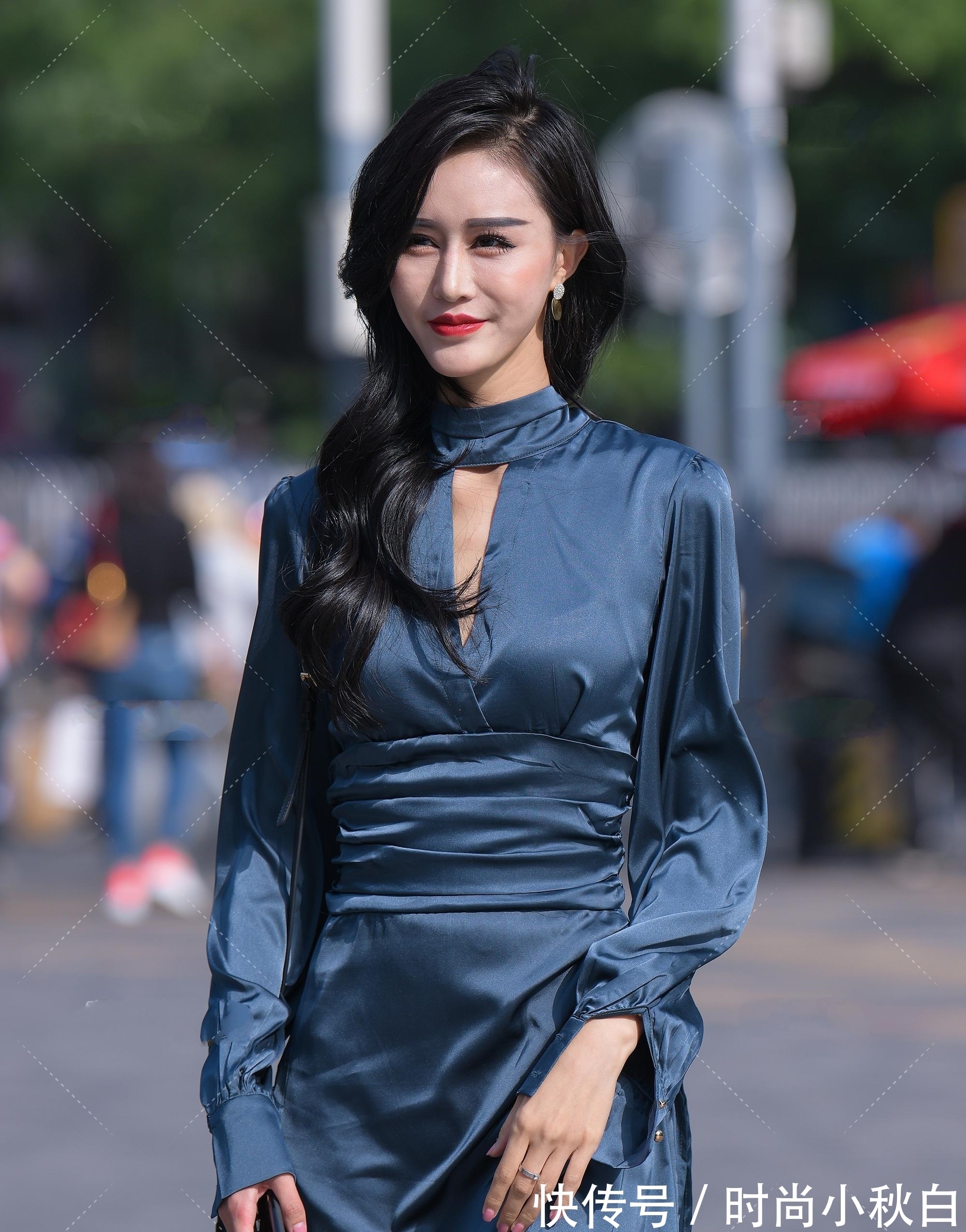 小姐姐 灰蓝色丝质连衣裙短裙,搭配明艳妆发,性感优雅的御姐风