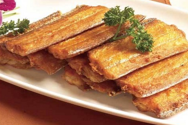  炸带鱼时，是裹淀粉还是面粉？大厨说：这样才对，口感特别好