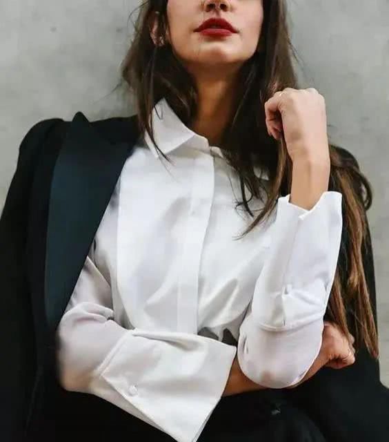 衣服|衣服发黄,别用漂白剂了,试试水里加点它,比新买的还干净