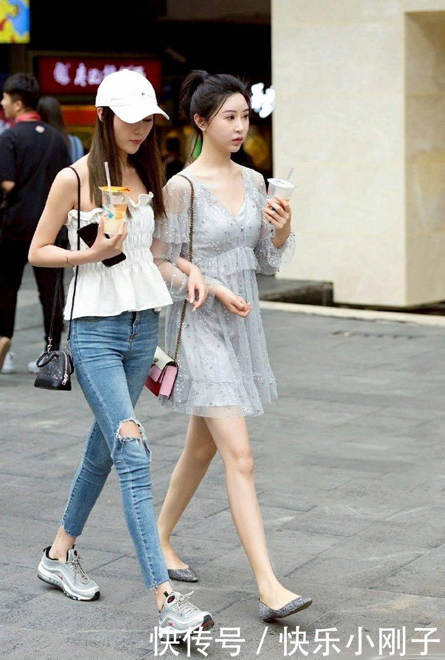 T恤|纯白T恤外搭白色衬衫,势必会引领另一番潮流!