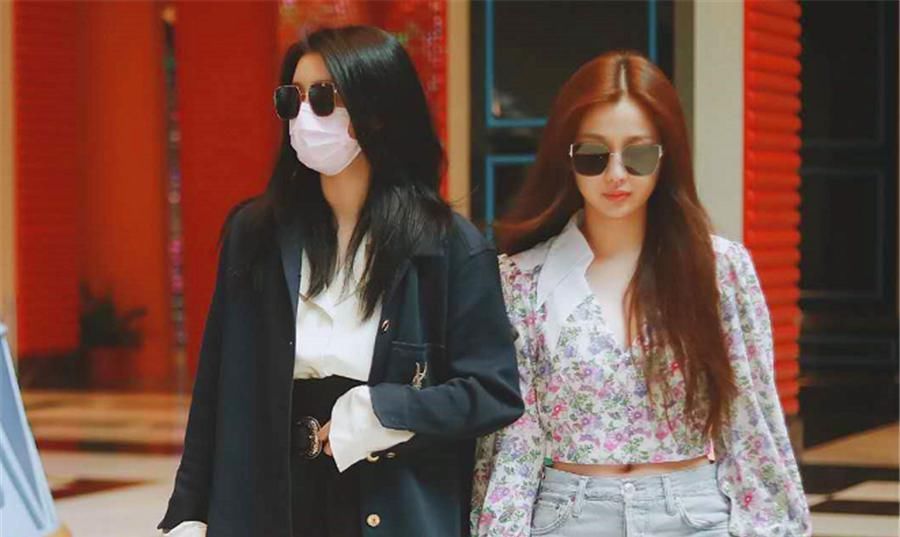 虞书欣第2名出道泪洒现场,看到她第一个抱的人,网友和谁关系好一目了然