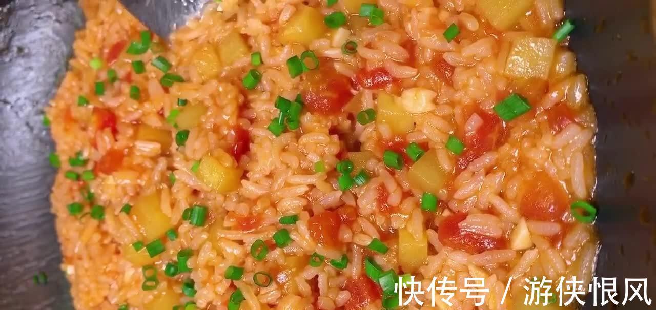 1粒西红柿，1枚土豆，1碗米饭，炒一炒焖一焖，真香