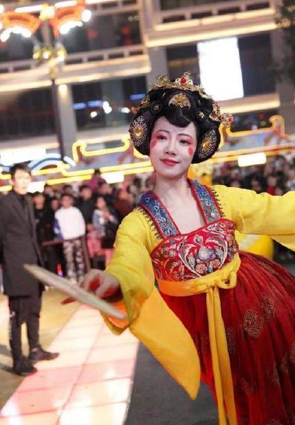 高配版|宝宝模仿“不倒翁小姐姐”,表情到位,网友:一看就是高配版