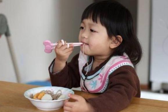 餐桌|三种常见汤被医生列入黑名单,几乎家家餐桌都有,不要再给娃喝了