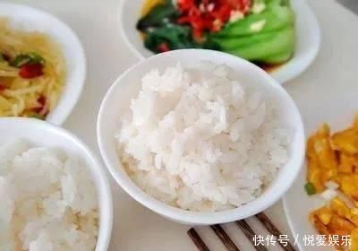 蒸米饭别只加冷水,记牢这4个技巧,白米饭绵软芳香、颗颗明晰