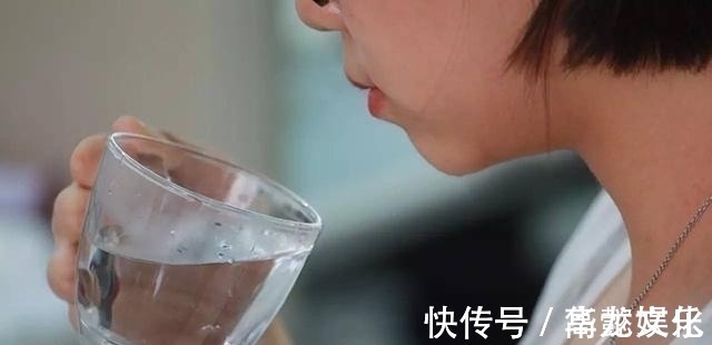 孕妈|孕期喝水有讲究,喝对了,不仅有利于胎儿发育,还可以让羊水清澈