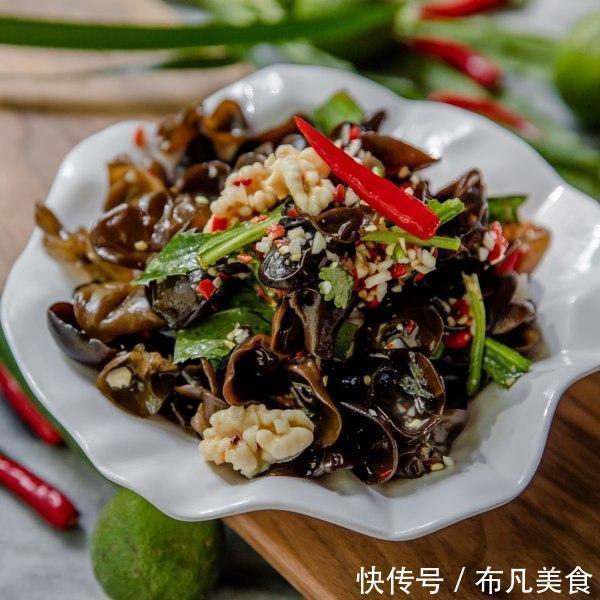 简单家常菜:清炒茭白,口蘑豌豆米,凉拌爽脆木耳,煎焖五花肉