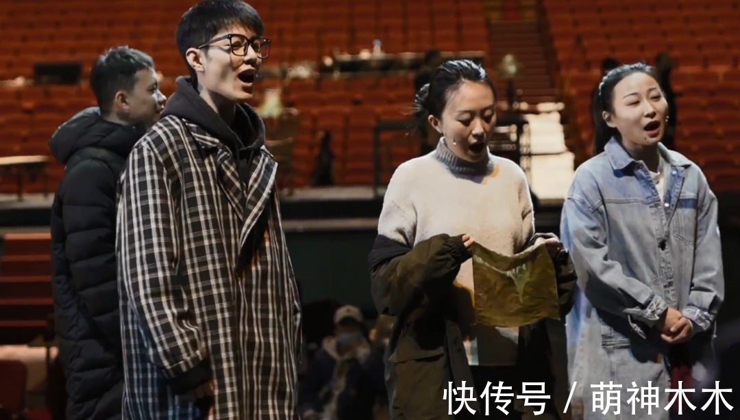 肖战|《如梦之梦》排练花絮曝光,肖战热心为同事拍背,认真学抱娃姿势